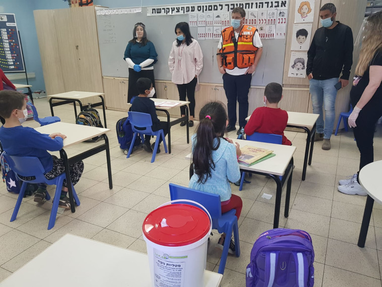 ראש עיריית פתח תקווה רמי גרינברג בסיור בכיתה א בבית ספר נתן יונתן 