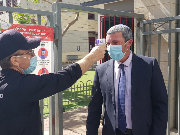 השר פרץ בפ''ת