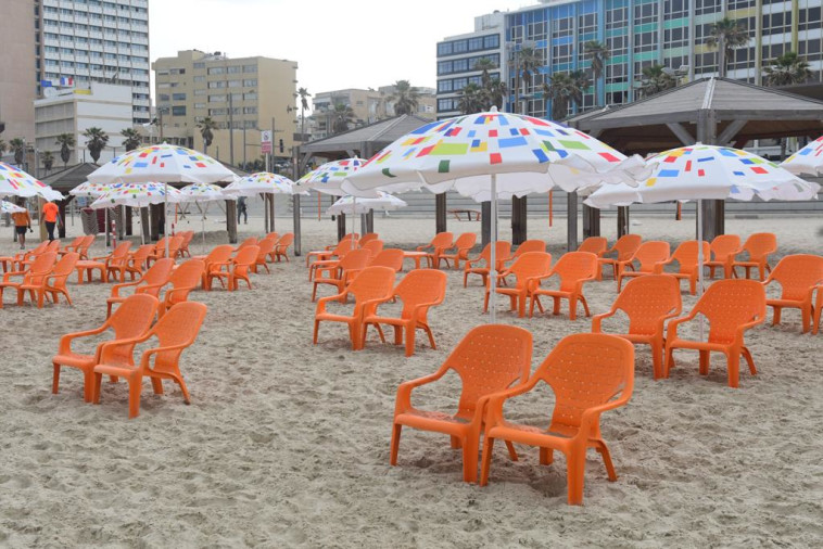 שומרים על מרחק שני מטר בחוף פרישמן