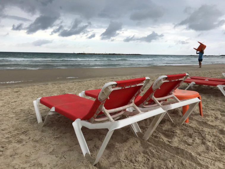 שומרים על מרחק שני מטר בחוף פרישמן