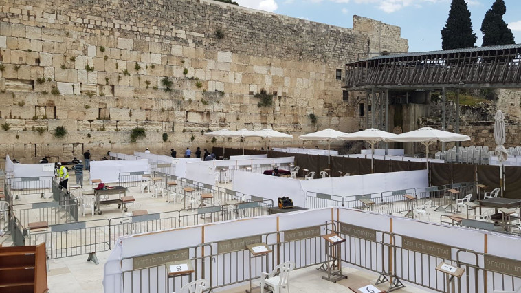 Formation de la place du Mur occidental pour les fidèles à l'ombre des restrictions de la couronne (Photo: Western Wall Heritage Foundation)