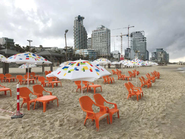 היערכות לפתיחה מחודשת של חופי הים בתל אביב בצל מגבלות הקורונה