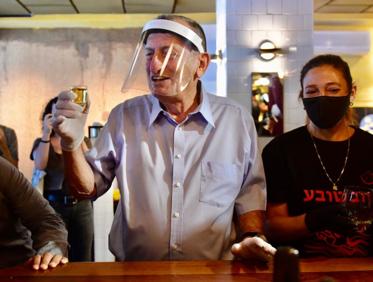 רון חולדאי מרים כוסית לחזרה לשגרה