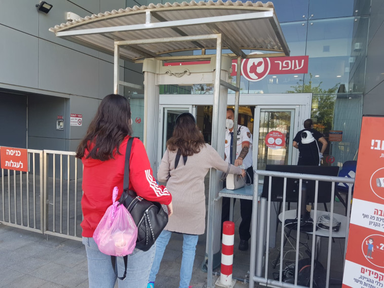 חזרה לשגרה בקניונים