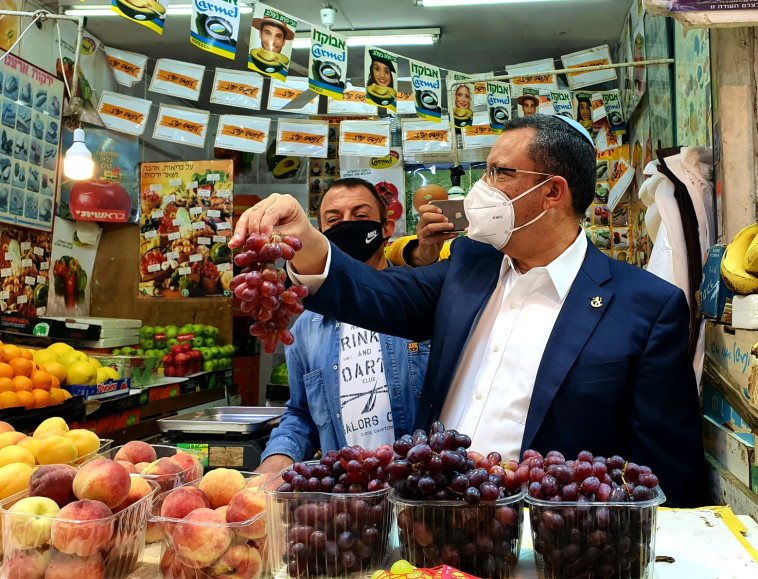 ראש עיריית י-ם משה ליאון בשוק מחנה יהודה 
