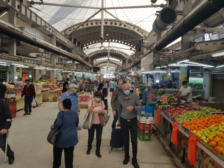 חזרה לשגרה בשוק בפתח תקווה