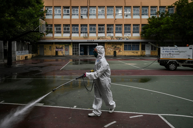 קורונה - חיטוי בית ספר באתונה