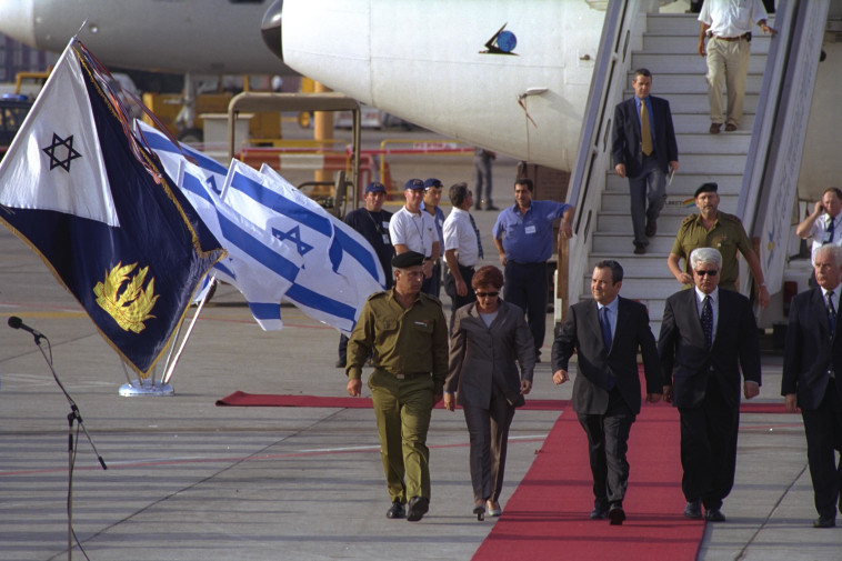 אהוד ברק בשובו מקמפ דיוויד עם דוד לוי (צילום: אבי אוחיון, לע''מ)