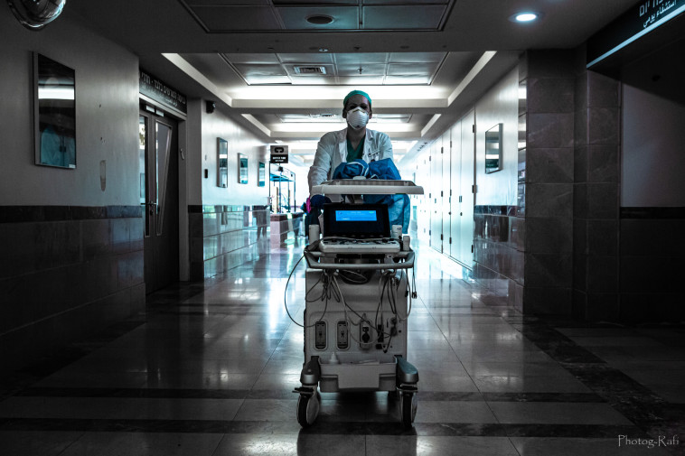 הטכנאים, אנשי השינוע, המשק והחצר &ndash; כולם חמושים בציוד מיגון מרבי