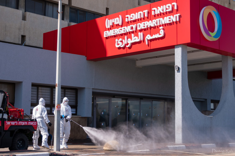 כוחות כיבוי אש מחטאים את רחבות הכניסה של חדרי המיון