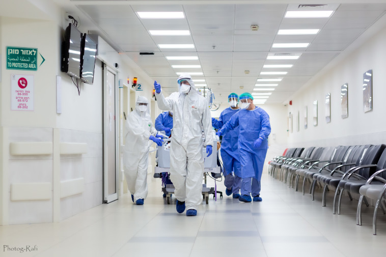 העברת חולה קורונה לבדיקות במכון הדימות