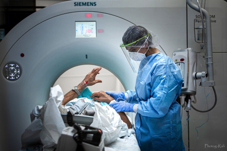  טכנאית בזמן ביצוע בדיקת CT 