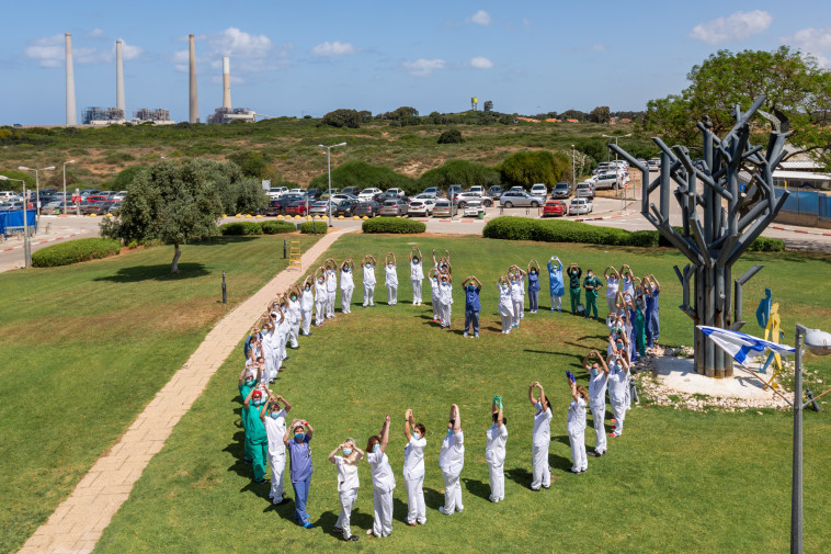 הצוות הסיעודי מבצע הומאז' לבבי לתרגילי הסדר המסורתיים