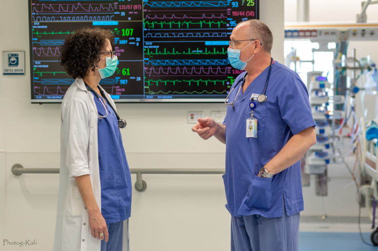  ד''ר שרון רייספלד (משמאל) בשיחת ייעוץ עם ד''ר קונסטנטין נימרק 