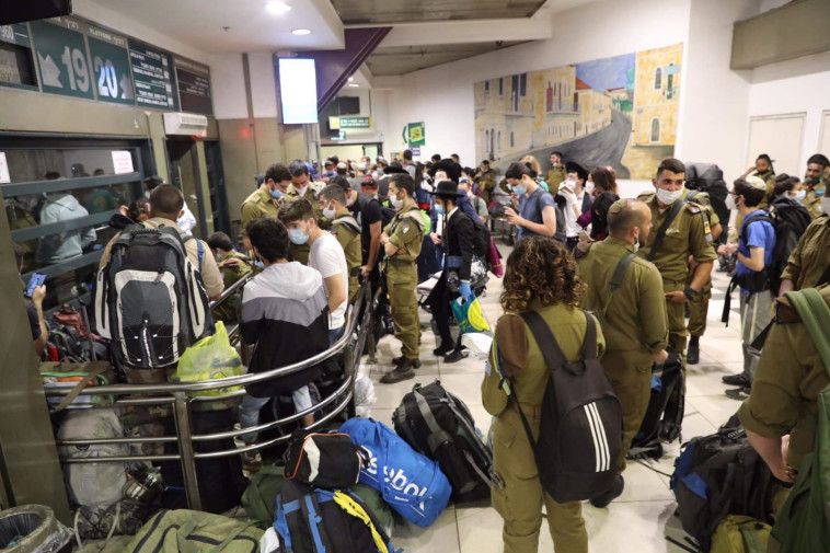 החיילים בתחנה המרכזית בירושלים (צילום: מרק ישראל סלם)