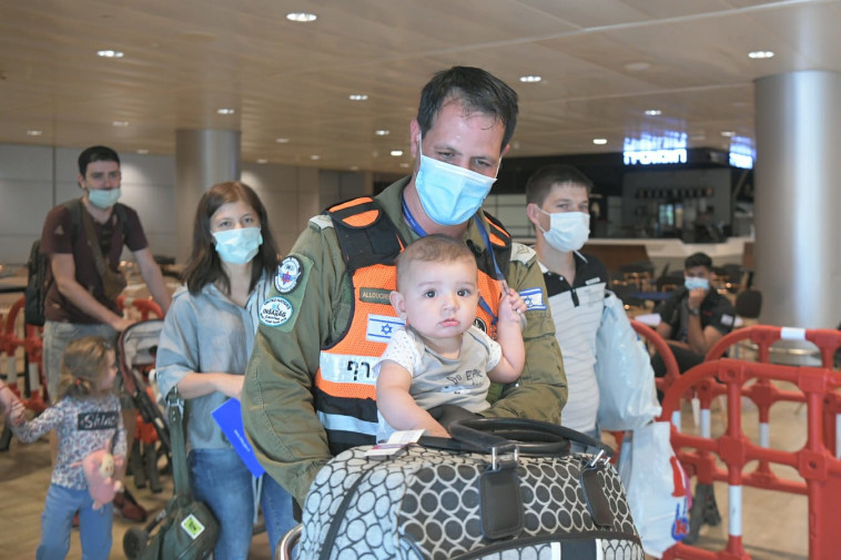 העולים החדשים עם איש פיקוד העורף