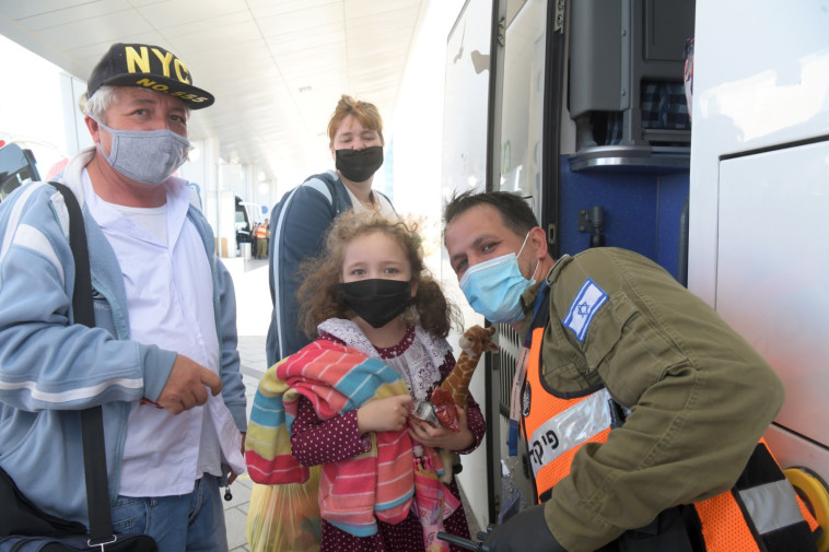 העולים החדשים עם איש פיקוד העורף