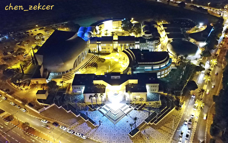 האקדמית אשקלון בלילה