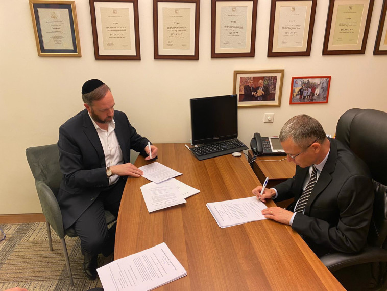 יריב לוין ואריאל אטיאס חותמים על ההסכם הקואליציוני בין הליכוד וש''ס (צילום: באדיבות המצולמים)