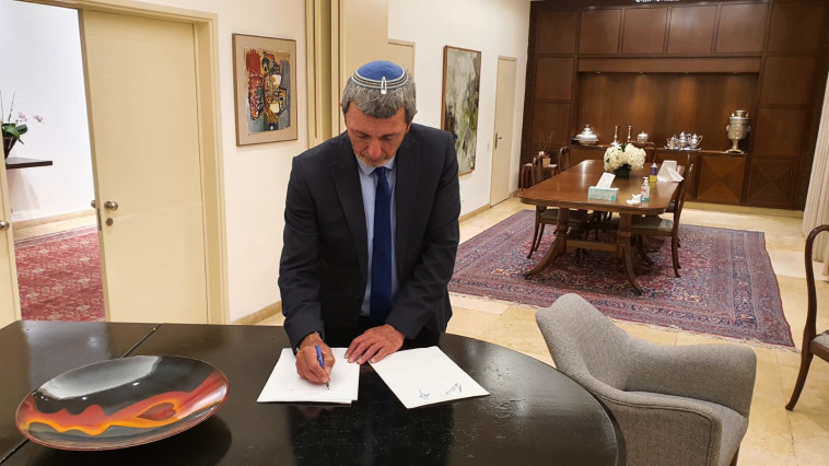 הרב רפי פרץ חותם על ההסכם הקואליציוני עם הליכוד