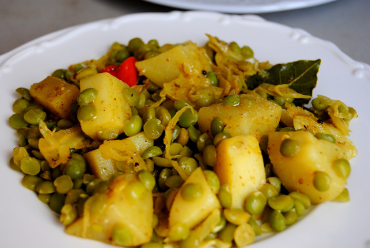 תבשיל אפונה, כרוב ותפוחי אדמה מתובלים