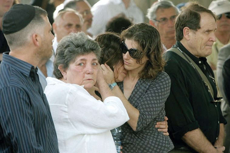 רות קמחי בלוויה של דייב