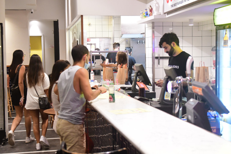 סועדים במסעדת סוסו אנד סאנס