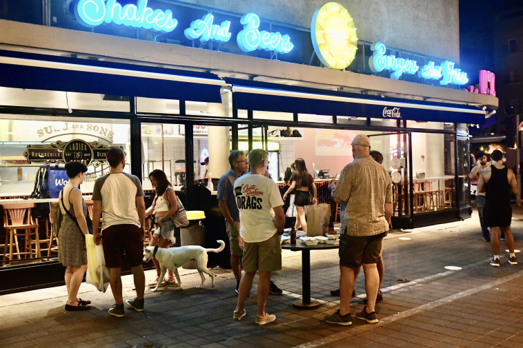 סועדים במסעדת סוסו אנד סאנס