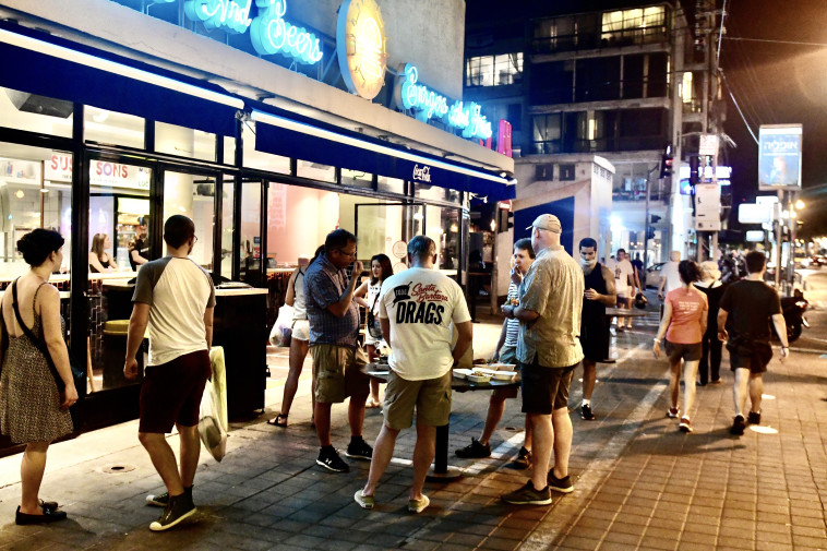 סועדים במסעדת סוסו אנד סאנס