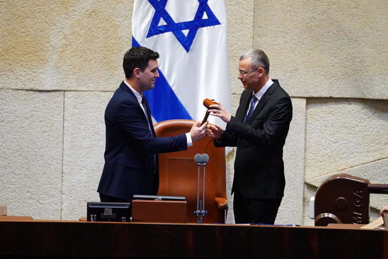 יריב לוין מקבל מידי ח''כ איתן גינזבורג את פטיש היו''ר