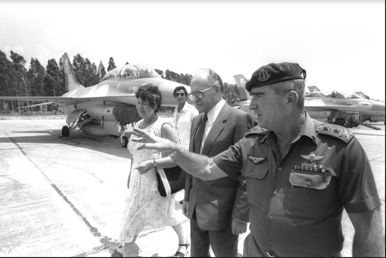 מנחם בגין ורפאל איתן (רפול) בביקור בטייסת שהפציצה את הכור בעיראק