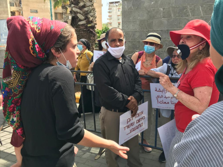 עימות מחוץ לבית המשפט בדיון של עמירם בן אוליאל (צילום: אבשלום ששוני)