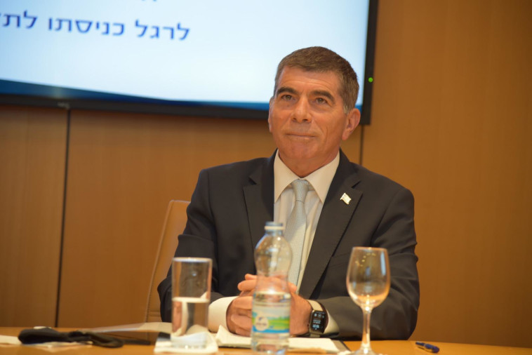 השר גבי אשכנזי