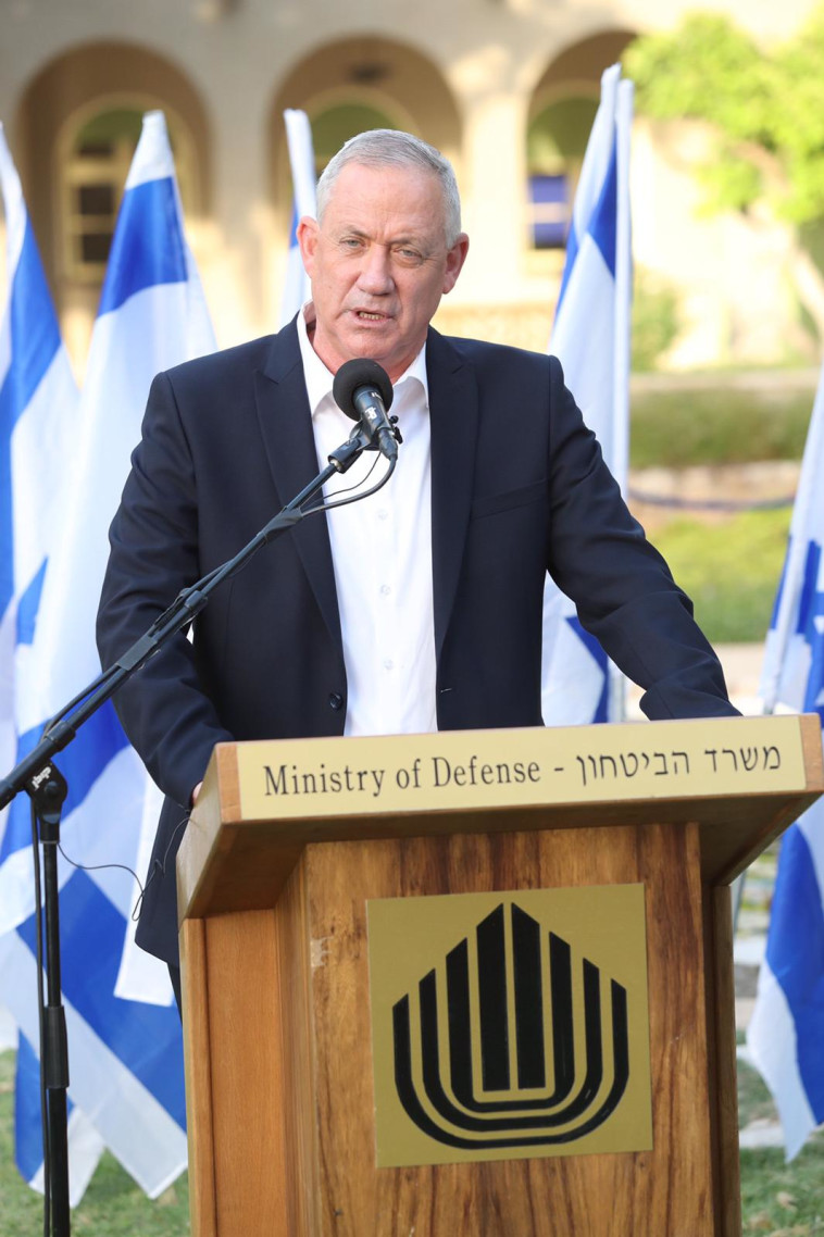 בני גנץ מקבל את תפקיד שר הביטחון