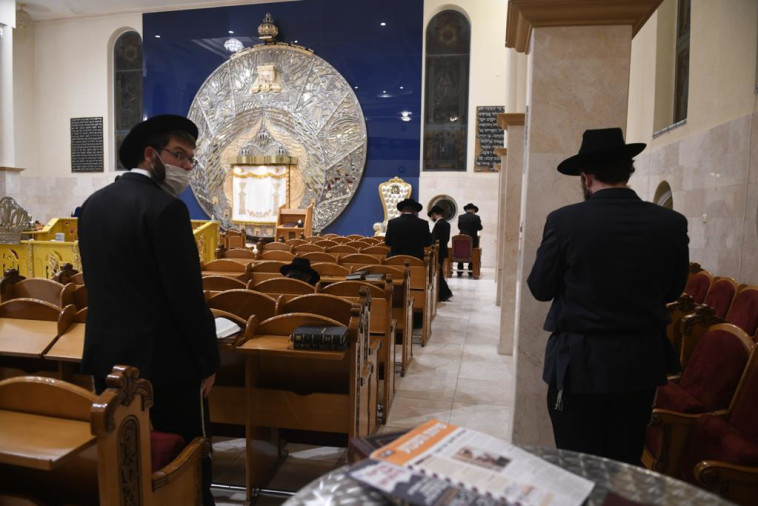חוזרים לשגרת תפילה בבתי הכנסת בתל אביב (צילום: אבשלום ששוני)