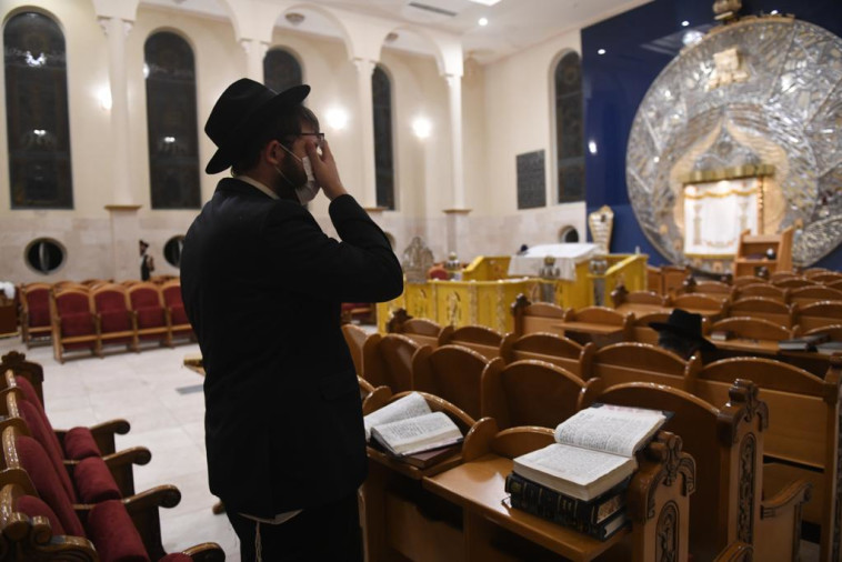 חוזרים לשגרת תפילה בבתי הכנסת בתל אביב
