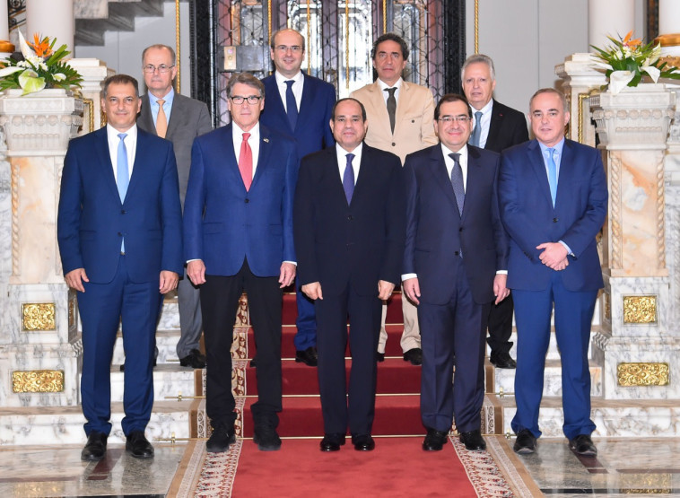 שטייניץ עם הנשיא המצרי בארמון הנשיאות ושאר שרי האנרגיה מהפורום האזורי (צילום: ללא)