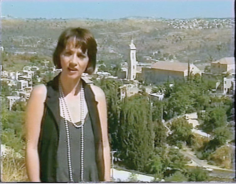 רוחמה רז על רקע העיר ירושלים