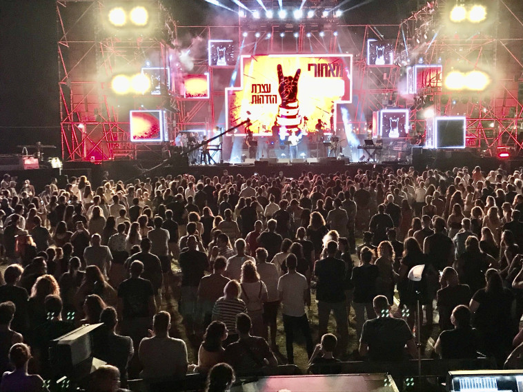 מופע הזדהות עם האומנים בגן צ'ארלס קלור