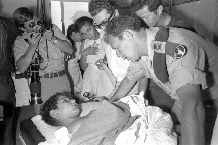 הרמטכ''ל מוטה גור מבקר את פצועי הפיגוע באביבים