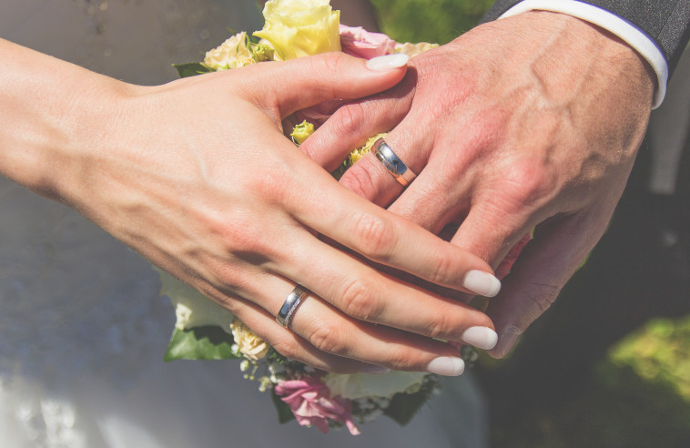 בני זוג מחזיקים ידיים, אילוסטרציה (למצולמים אין קשר לנאמר בכתבה) (צילום: אינגאימג)