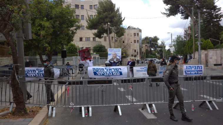 שלטים בעד נתניהו מחוץ למעון רה''מ