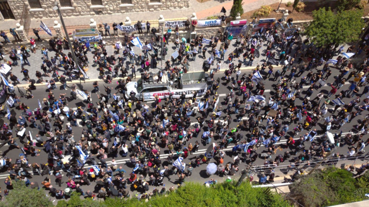 מפגינים מחוץ לאולם