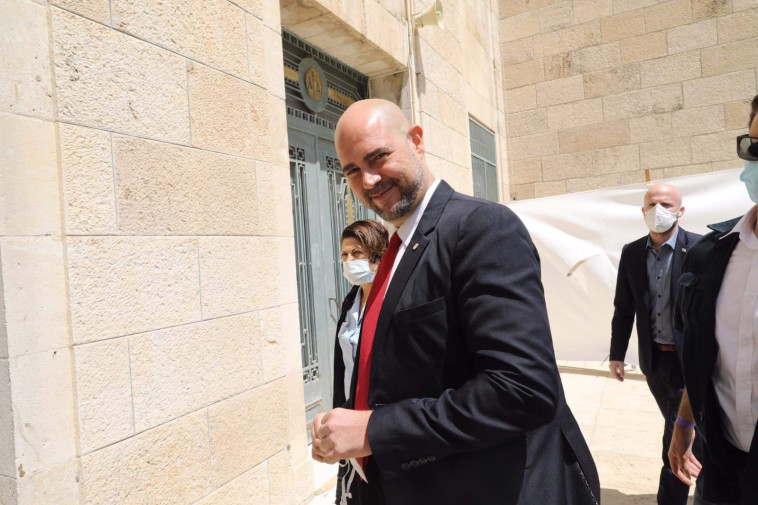 אמיר אוחנה בכניסה לבית המשפט