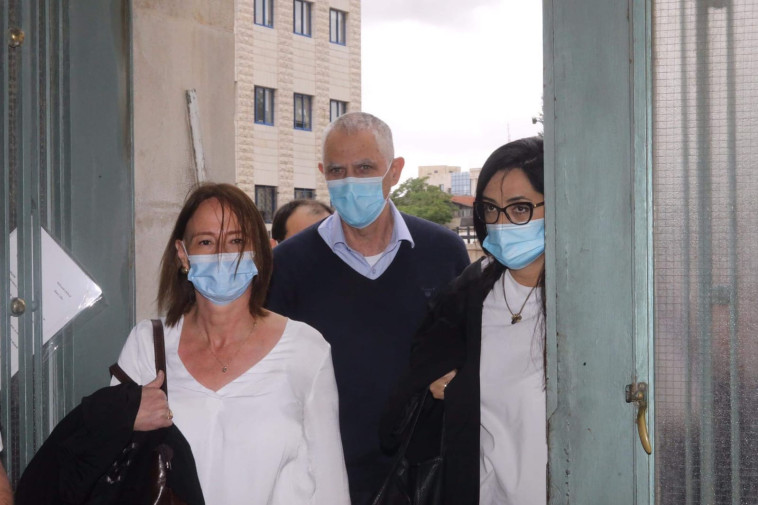 ארנון נוני מוזס בכניסה לבית המשפט