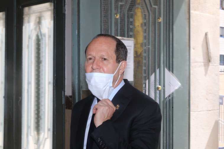 ניר ברקת בכניסה לבית המשפט