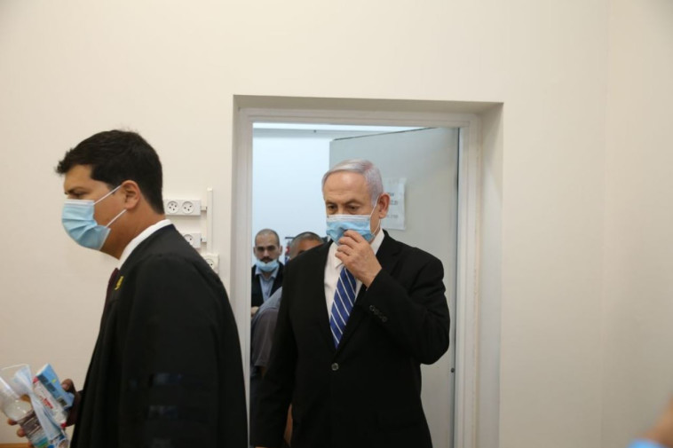 בנימין נתניהו נכנס לדיון הראשון במשפטו