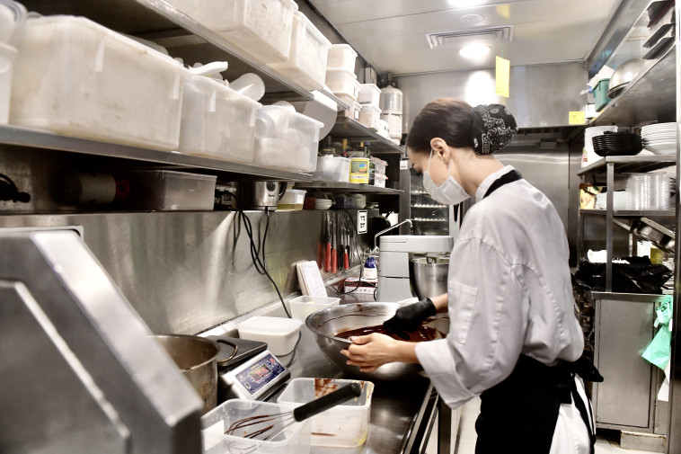 נערכים לפתיחת המסעדות