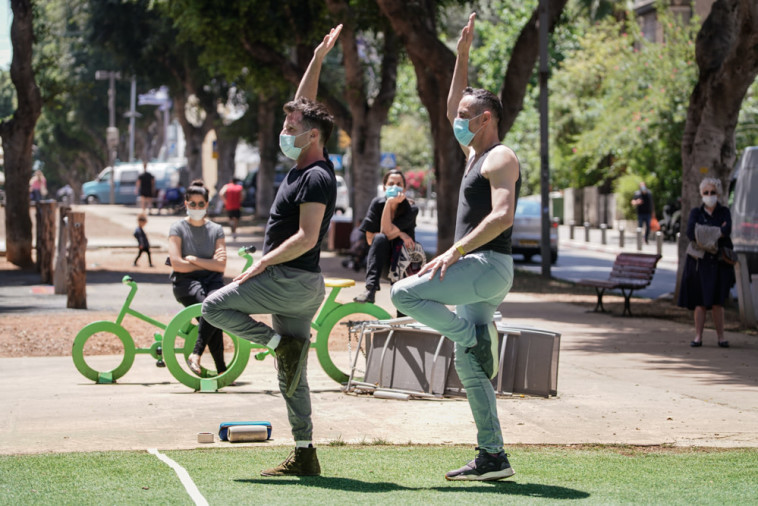 שיינפלד ולאור. הרחוב הופך לבמה