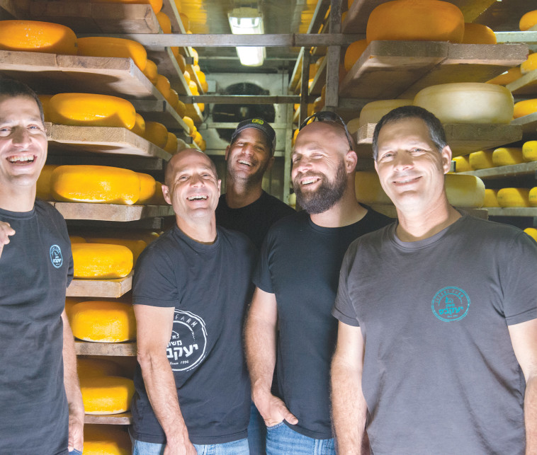 אסף יעקבס (השני משמאל) עם אחיו